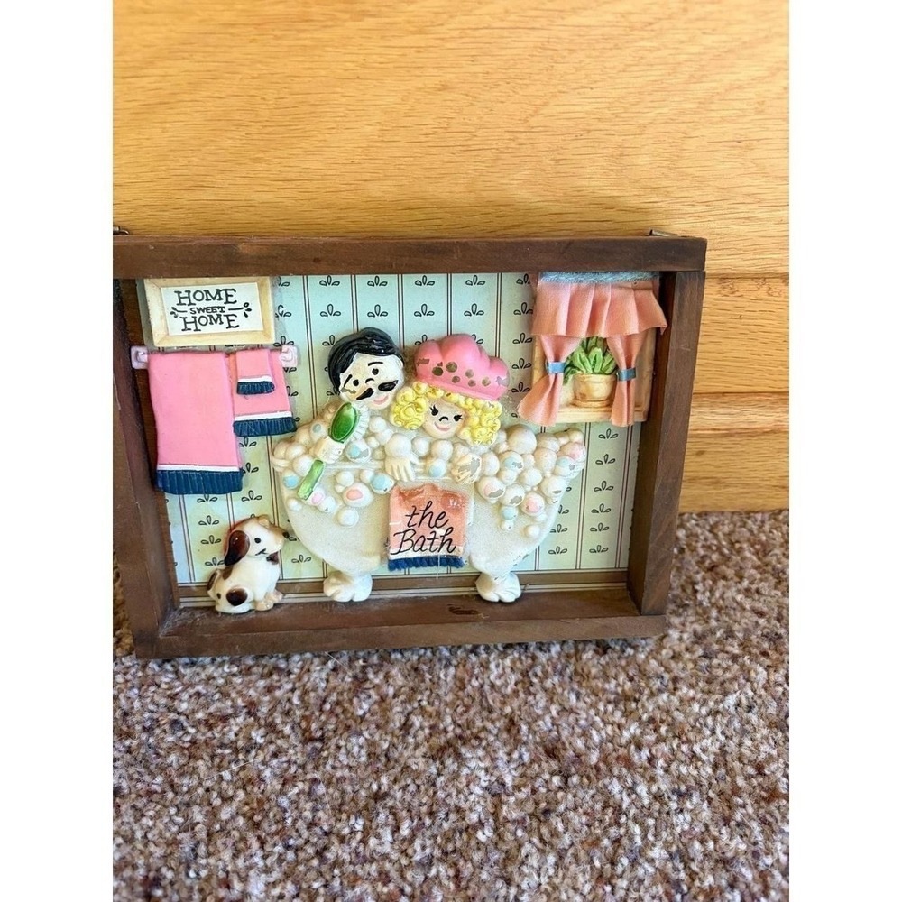 Vtg kitschy Giftco Inc Man and Woman in Bath Hanging Wood Frame Bathroom Plaque